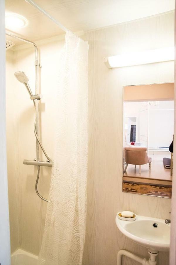 Cozy City Studio Apartment Free Parking Tallinn Bagian luar foto